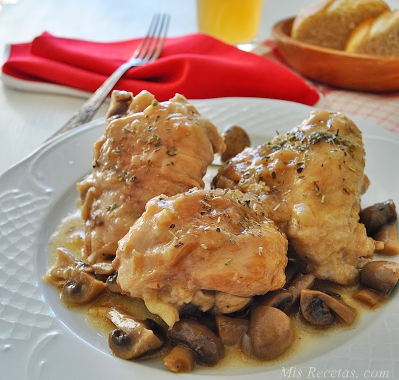 Chicken in sauce with mushrooms