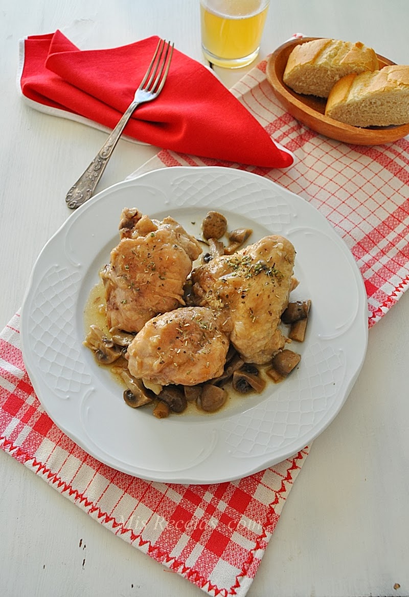 Chicken in sauce with mushrooms