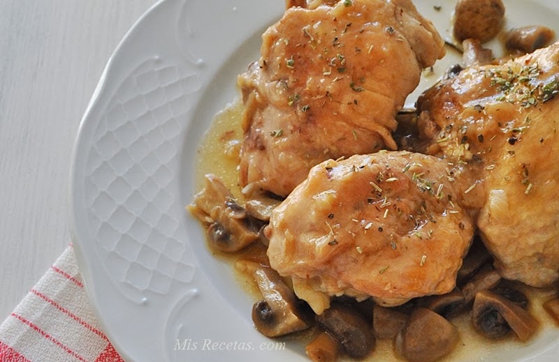 Chicken in sauce with mushrooms